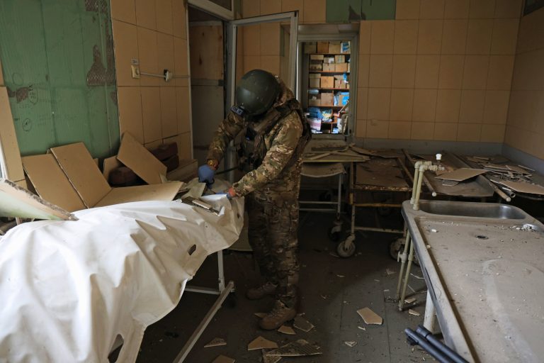 En el limbo bélico del frente de Ucrania: una ciudad de autómatas y un cadáver olvidado en el hospital