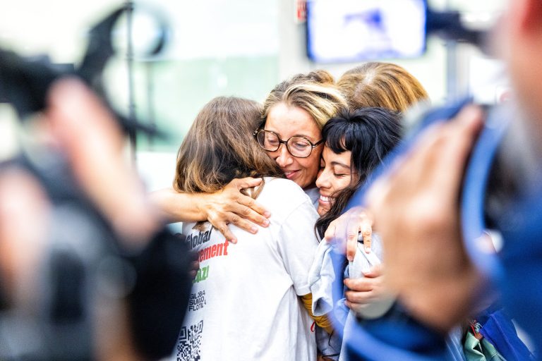 Llegan a Madrid los últimos seis españoles de la flotilla retenidos en Israel, entre ellos, Reyes Rigo