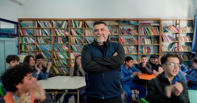 El docente porteño que lleva la clase de biología a las plazas y parques de la Ciudad