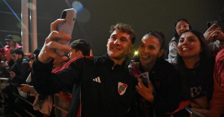 River camina en la cornisa