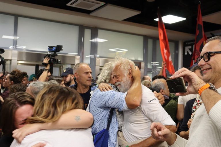 El primer grupo de españoles detenidos por Israel regresa a España