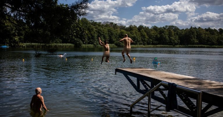 Mitos y verdades de un parque nudista que funciona hace 54 años: el "Jesús desnudo" y las reglas sobre sexo
