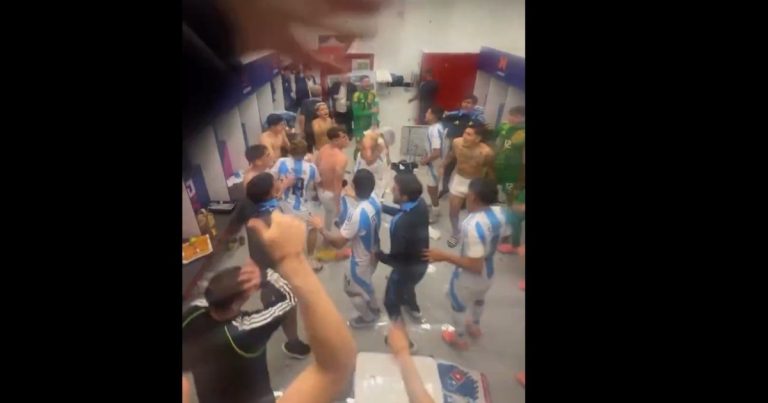 Ya en la final, el festejo de los pibes de Argentina en el vestuario y un palito a Colombia
