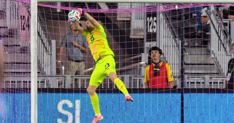 Video: el atajadón del Dibu ante un remate de mitad de cancha ante Puerto Rico
