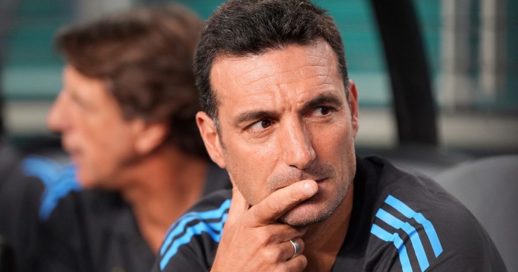 Scaloni, de “lo de Messi lo decidí yo” a “el martes jugarán los nuevos”