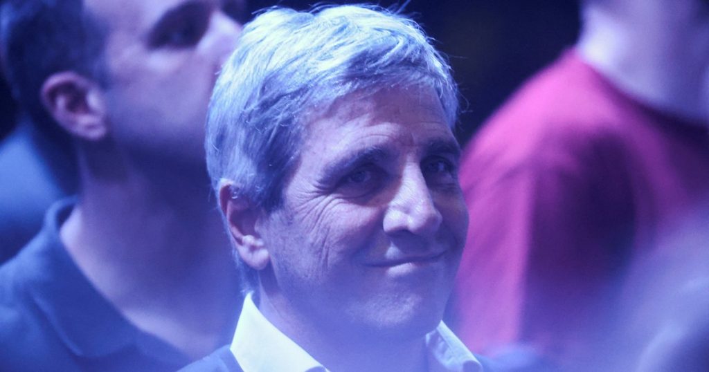 La caída del riesgo país acerca a la deuda argentina a otros países emergentes como Angola o Pakistán: cuánto falta para que pueda volver a los mercados