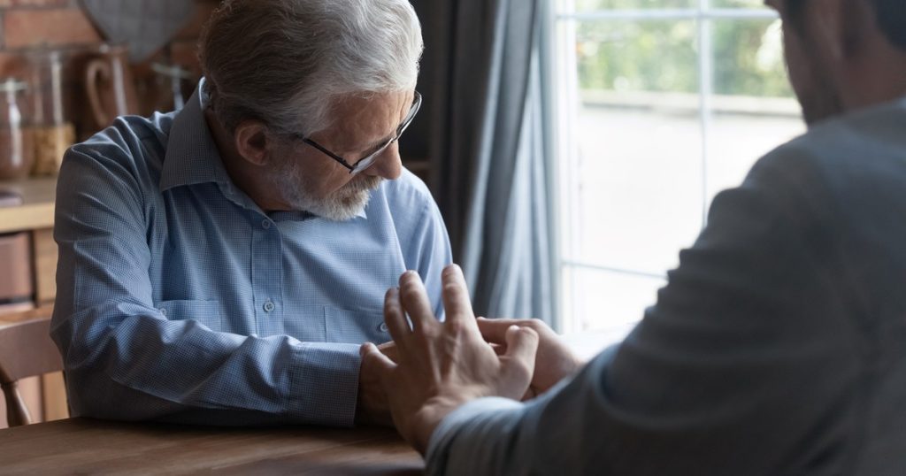 Qué significa que una persona desvíe la mirada al hablar