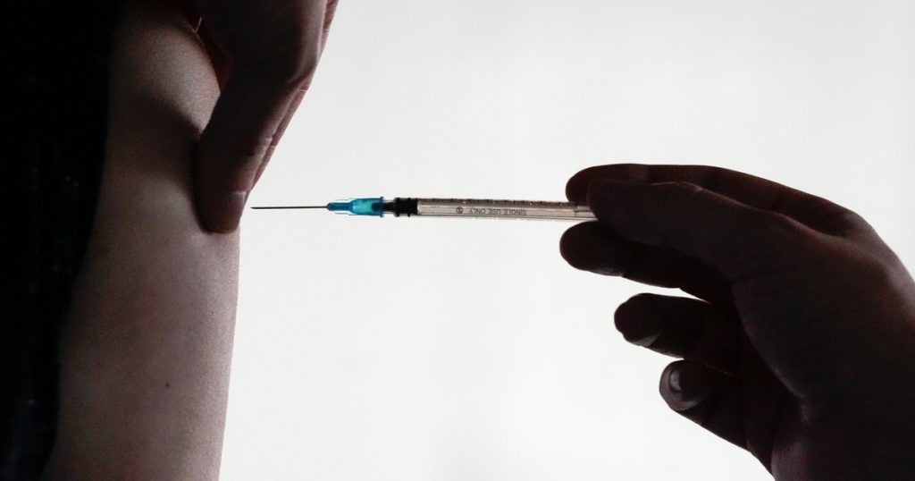 Un fallo judicial vinculó la vacuna del Covid de Pfizer con un efecto adverso neurológico poco conocido