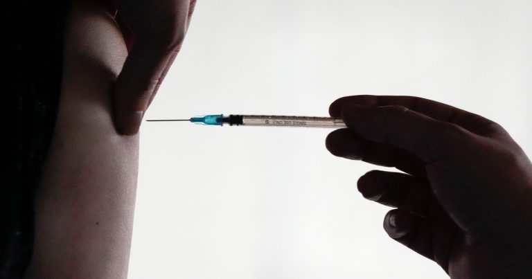 Un fallo judicial vinculó la vacuna del Covid de Pfizer con un efecto adverso neurológico poco conocido