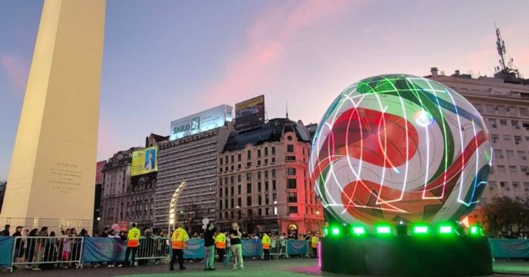 La Trionda iluminó el Obelisco: Argentina recibió la pelota del Mundial 2026