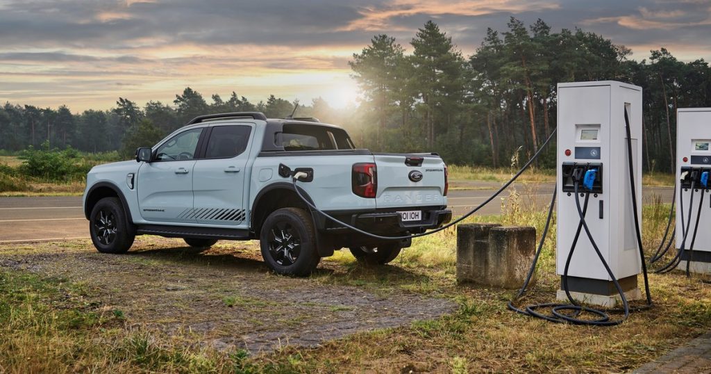 Nueva Ford Ranger híbrida: cómo es la nueva camioneta que se enchufa y se fabricará en el país