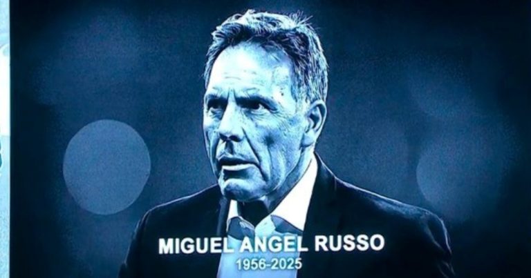 Video: el emotivo minuto de silencio en honor a Russo antes del partido de la Selección