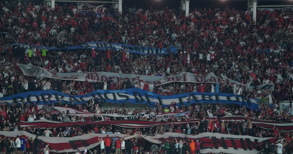 Video: la explosión de la hinchada de River luego de la eliminación en la Copa Argentina: "Jugadores..."