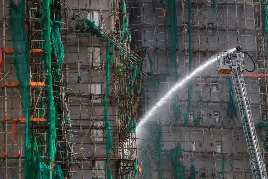 El incendio de las torres residenciales de Hong Kong reabre el debate sobre la seguridad del andamiaje de bambú