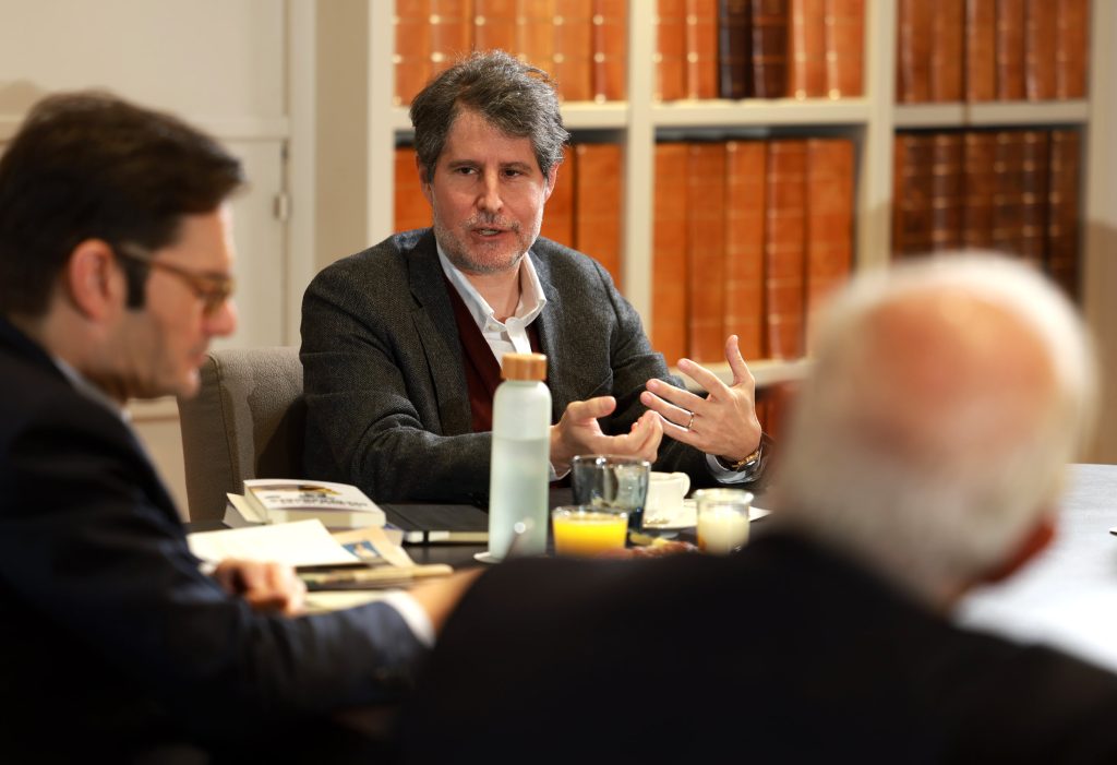 Giuliano da Empoli: “La clave del éxito de Trump es el movimiento rápido y espectacular, incluso cuando se contradice”