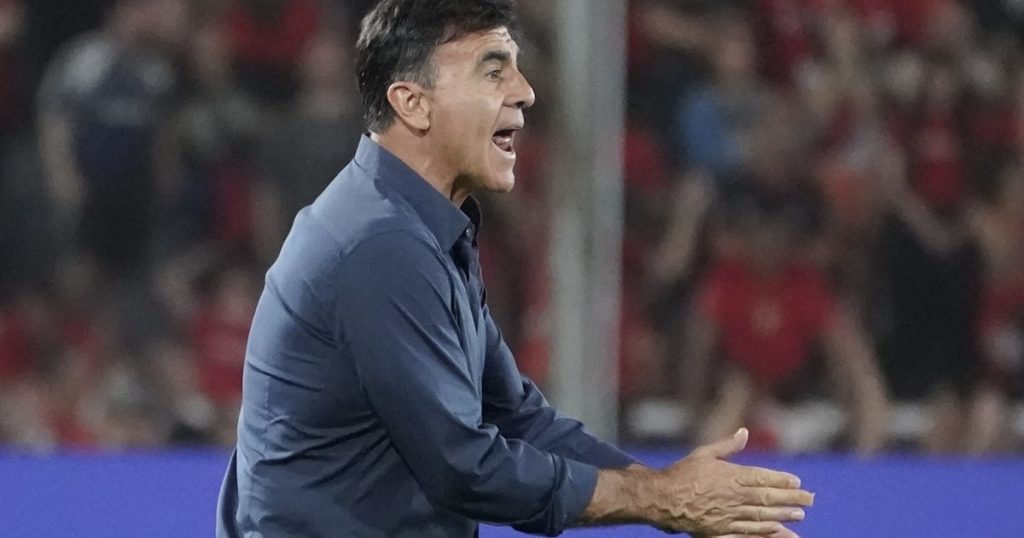 Quinteros: de "ojalá podamos entrar a la Sudamericana" a "la presión es bastante fuerte en este club"