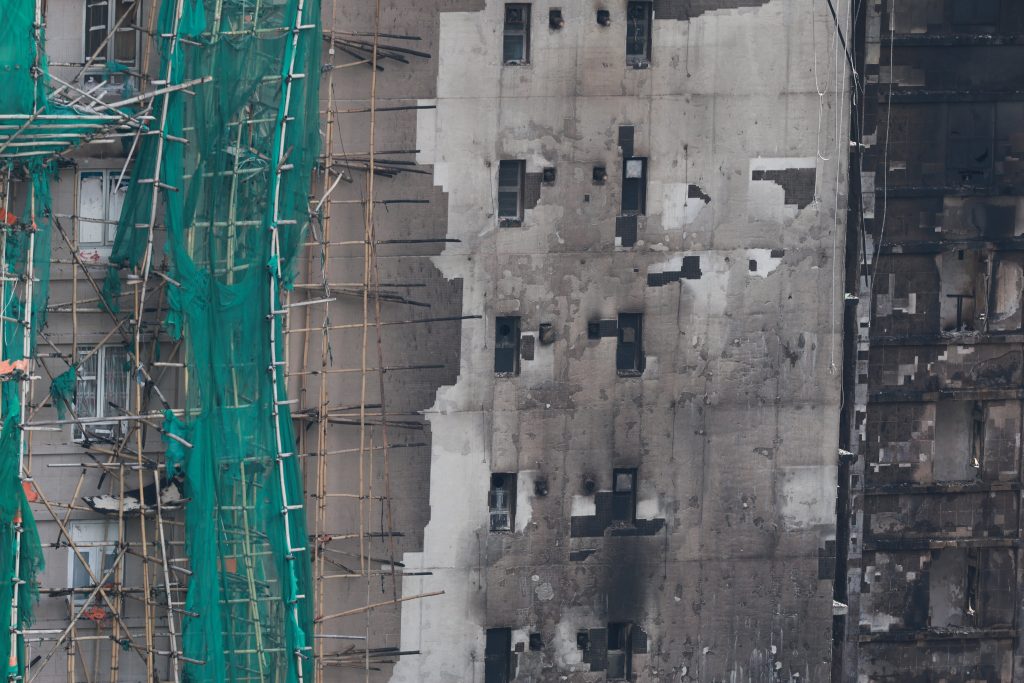Hong Kong eleva a 128 la cifra de muertos por el devastador incendio en un complejo residencial