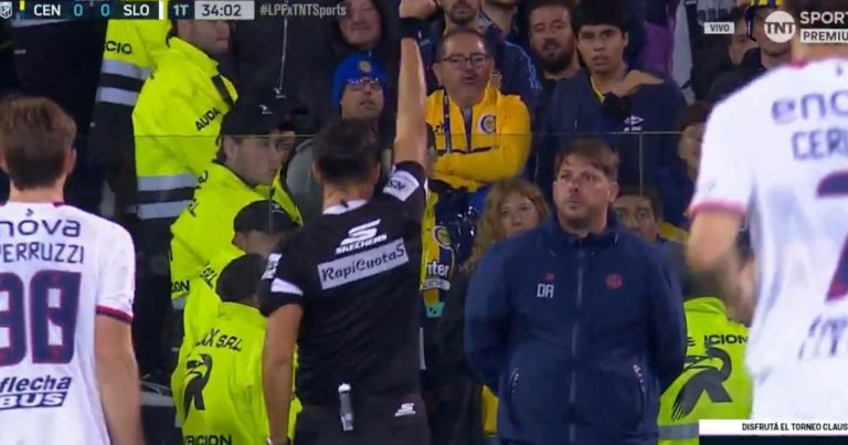 Video: la expulsión de Ayude tras protestar por el fino offside con el que le anularon el gol a San Lorenzo