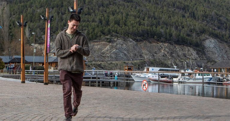 Qué significa que una persona siempre llegue rápido, según la psicología