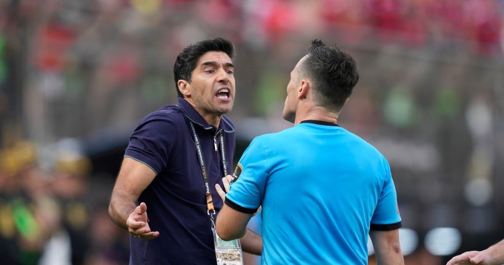 La fuerte crítica de Abel Ferreira a Herrera por la no expulsión a Pulgar: "No puede ser que no haya ido a revisar" y "fue amable"