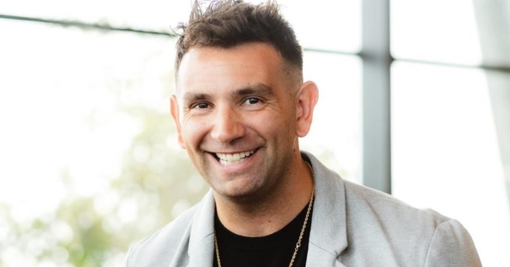 ¿El Dibu en un auto de carreras? Su hermano es piloto y no lo descarta: "Espero que algún día sea posible"