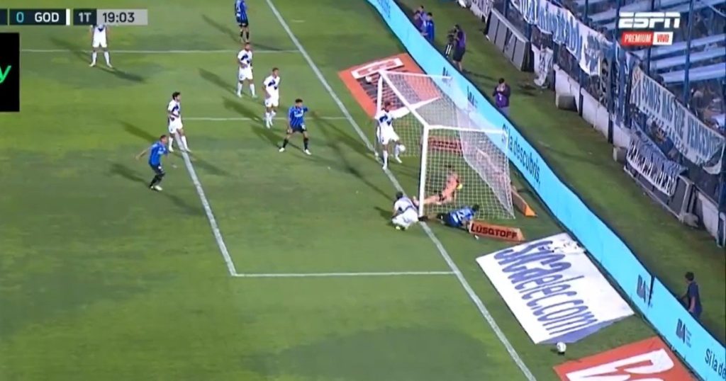 ¿Entró o no? El polémico gol con el que Atlético Tucumán comenzó a salvarse del descenso y que complicó a Godoy Cruz