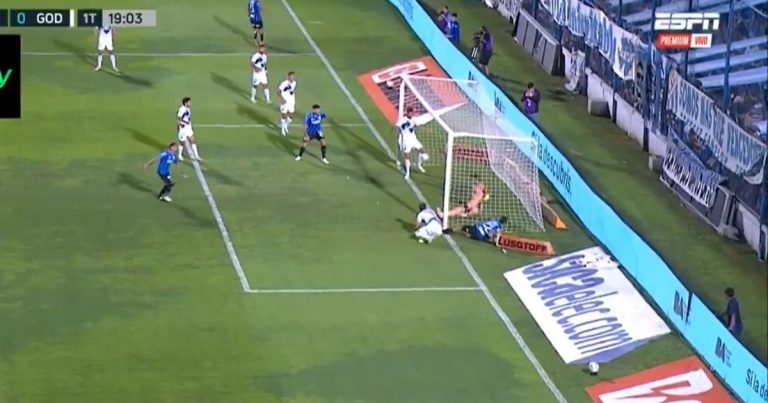 ¿Entró o no? El polémico gol con el que Atlético Tucumán comenzó a salvarse del descenso y que complicó a Godoy Cruz