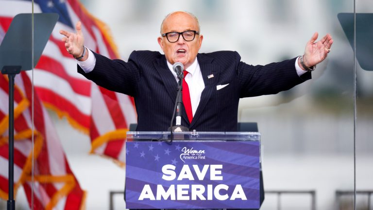 Trump indulta a Giuliani y a decenas de implicados en sus intentos de revertir las elecciones de 2020