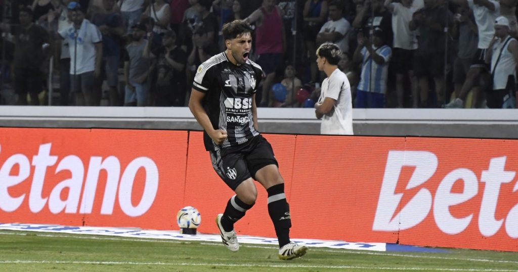 Video: el golazo de Central Córdoba con el que le dio vuelta un polémico partido a San Lorenzo para meterse en cuartos