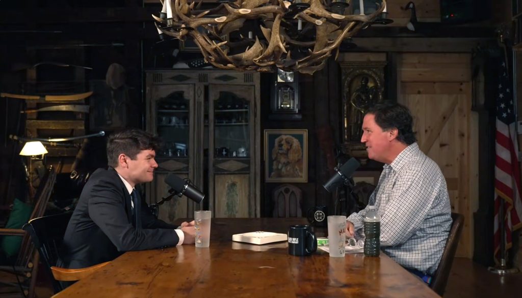 Cisma en el mundo MAGA por el blanqueamiento de Tucker Carlson del discurso supremacista y antisemita de un joven ‘podcaster’