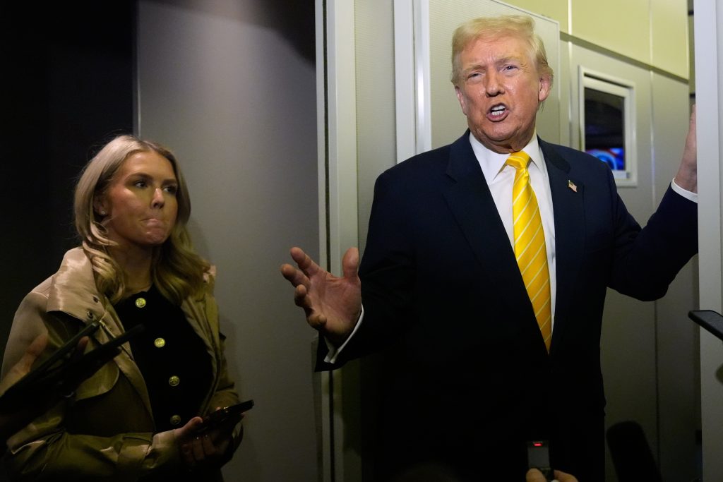 “¡Cállate, cerdita!”. Trump insulta a una periodista que le pregunta por los archivos de Epstein
