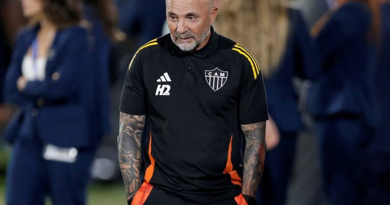 Sampaoli y su bronca por haber perdido con Lanús: "El rival no inquietó nunca" y se sacó la medalla en la premiación