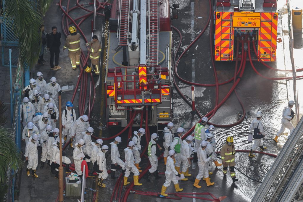 Un superviviente del incendio de los rascacielos de Hong Kong: “Abrí la puerta y el humo me tragó”