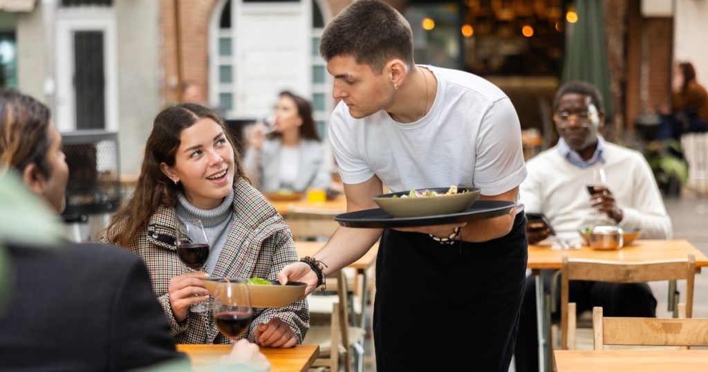 Qué significa ayudar a los camareros a recoger la mesa, según la psicología