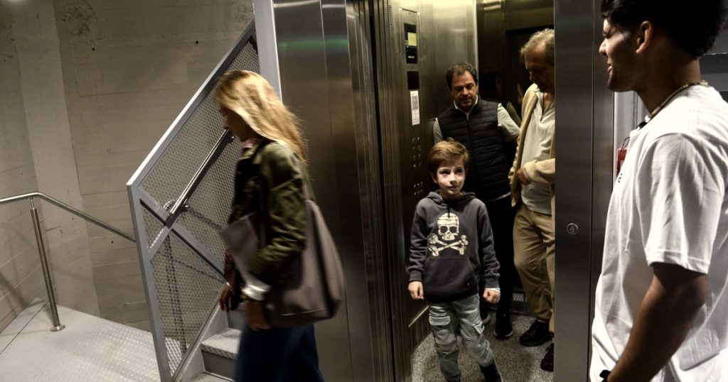 Qué significa que te cedan el paso para entrar al ascensor, según la psicología, según la psicología