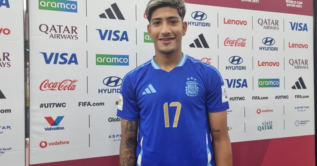 Mateo Martínez, el defensor goleador de la Selección Sub 17 que aprendió a pegarle con las dos piernas por fuerza mayor y lleva el barrio en la piel