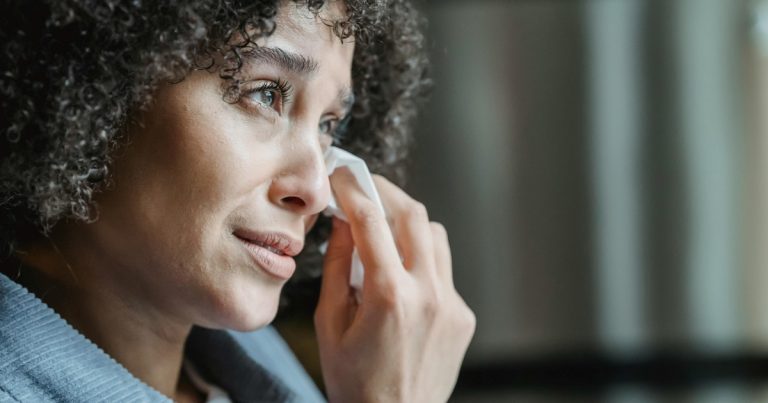 Qué significa que una persona llore con facilidad, según la psicología