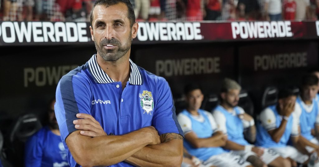 El DT de Gimnasia, entre el pasillo de Estudiantes y visitar a Barracas Central