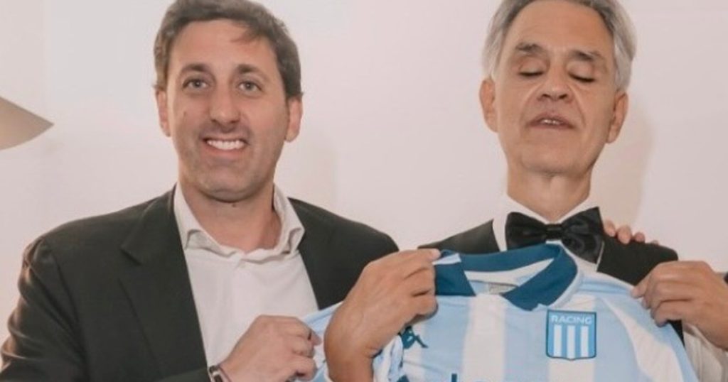 El encuentro top entre Diego Milito y Andrea Bocelli, con la camiseta de Racing de regalo