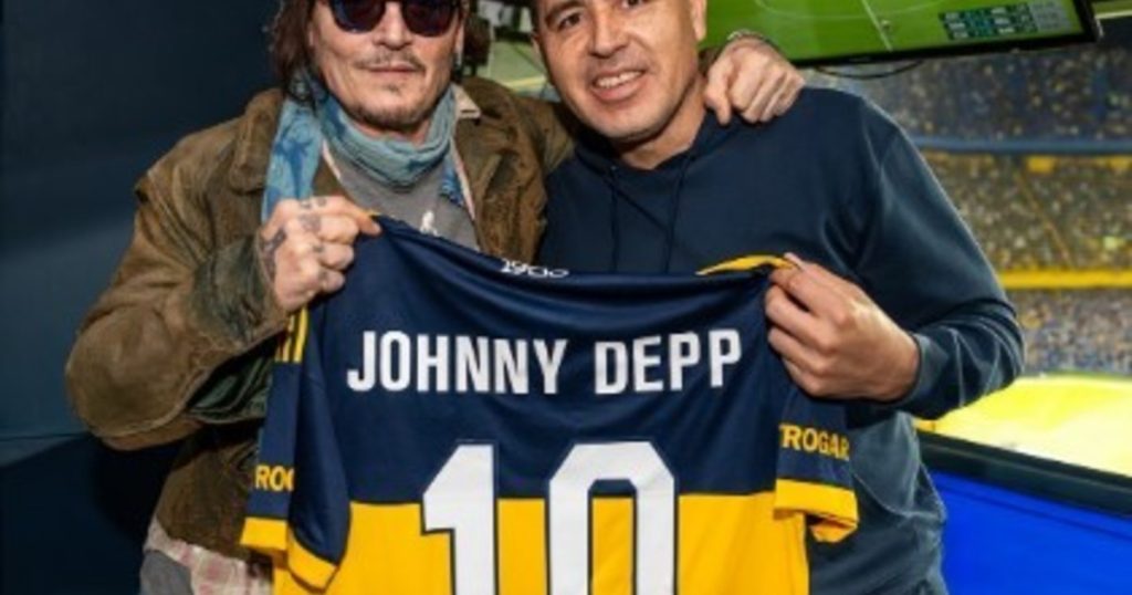 Riquelme le regaló una camiseta de Boca al actor Johnny Depp