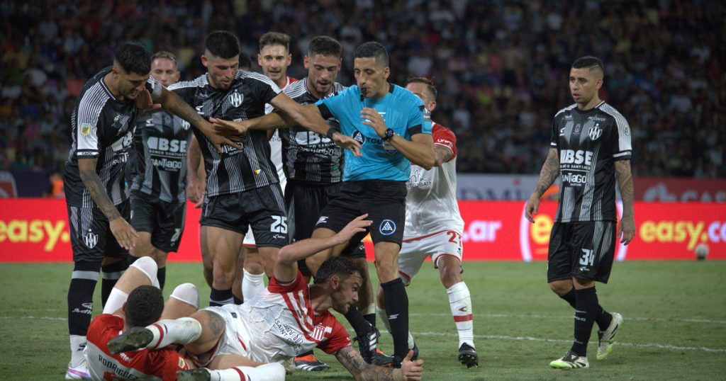 Falcón Pérez y su gran arbitraje en un partido pesado