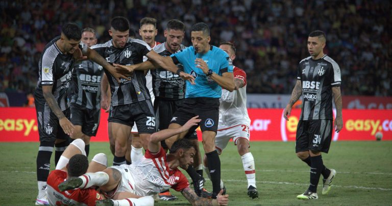 Falcón Pérez y su gran arbitraje en un partido pesado