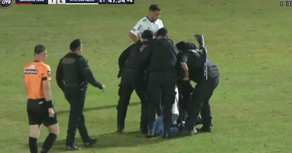 Video: un hincha entró a pegarle a un referí en el Federal A