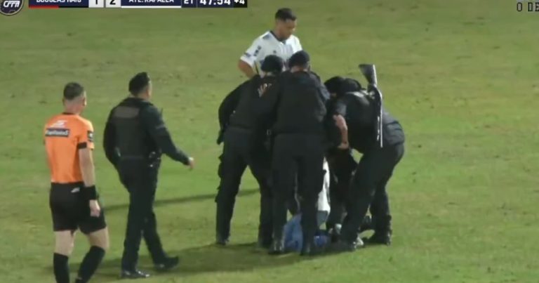 Video: un hincha entró a pegarle a un referí en el Federal A