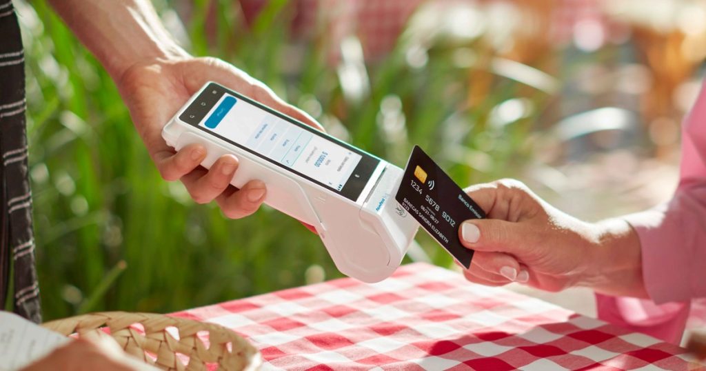 Las familias usan cada vez más las tarjetas de crédito para financiarse: creció 7,4% el pago de gastos diarios