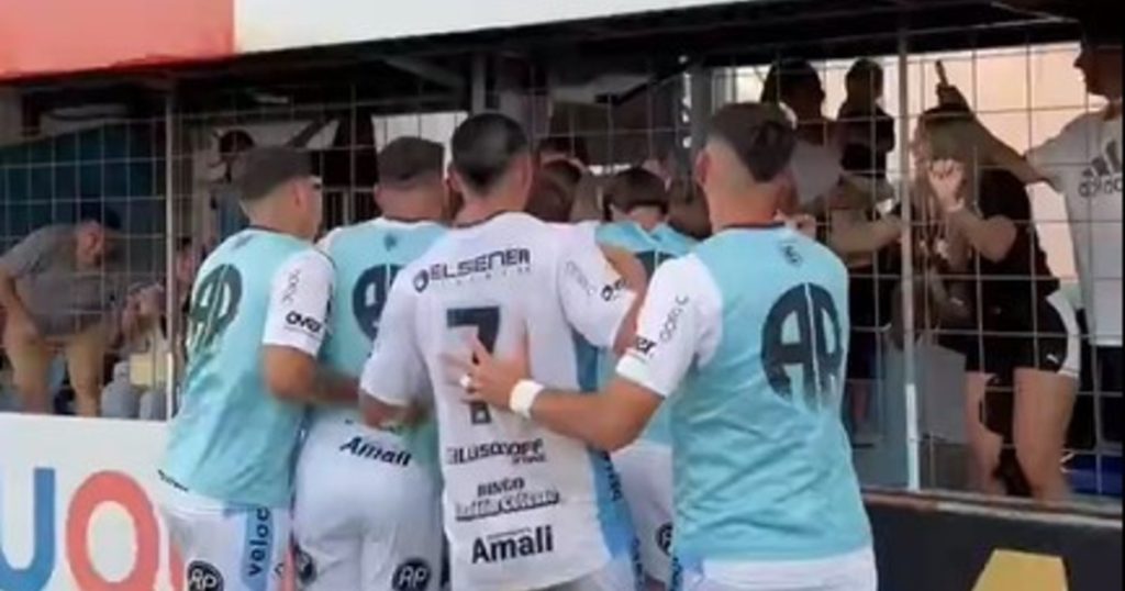 Video: golazo de mitad de cancha en el Federal A