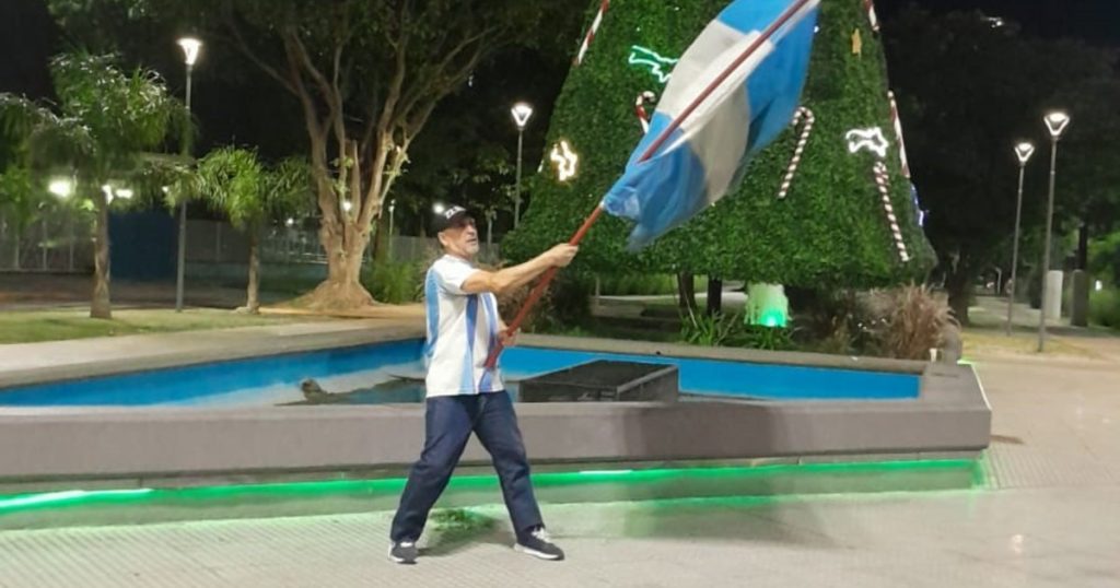 Hace tres años que sale todos los días a festejar el Mundial: "Si falto es porque me morí"