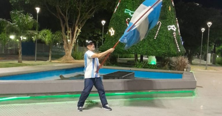 Hace tres años que sale todos los días a festejar el Mundial: "Si falto es porque me morí"