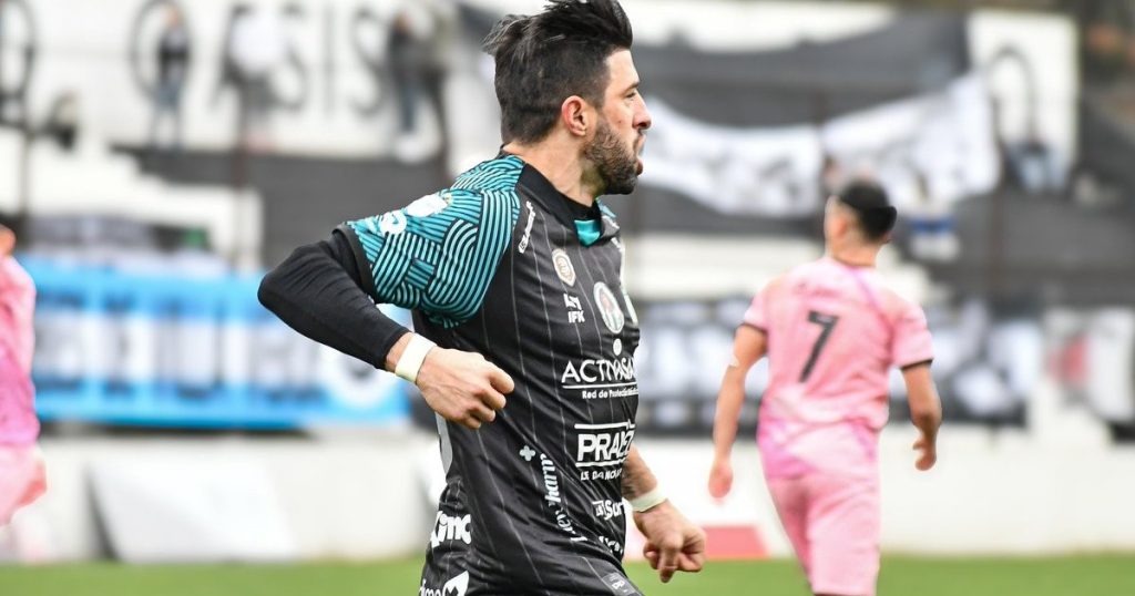 El delantero que juega en el Ascenso y fue el máximo goleador del fútbol argentino en 2025