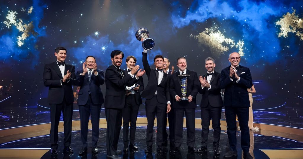 Con una ausencia de peso, Lando Norris recibió el trofeo de la Fórmula 1 en la gala de la FIA